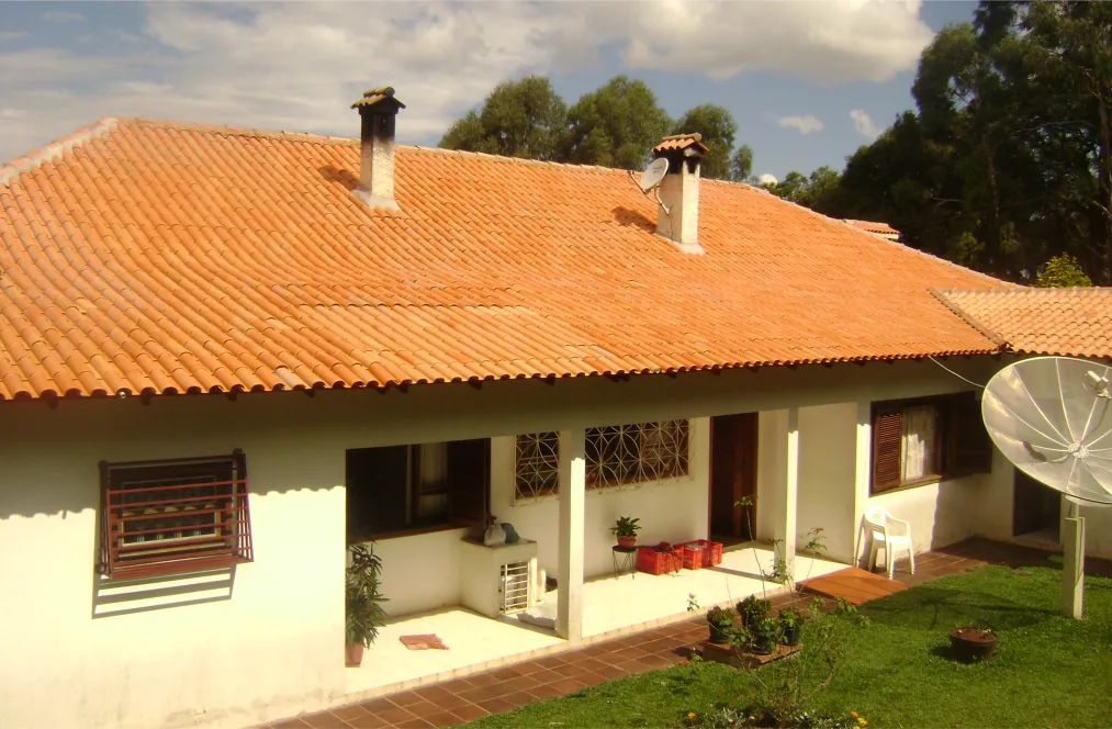 A mesma casa após o tratamento com Limpa Telha.